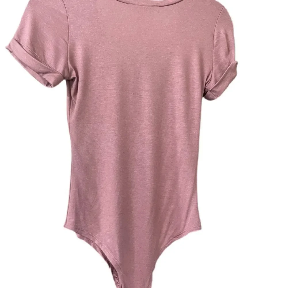 5/$50 Fashion Nova Woman’s size XS Rose Pink Vneck short sleeve Bodysuit